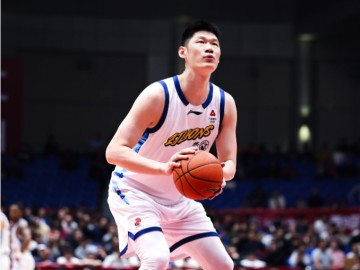乐鱼体育官网-胡金秋27+9爆发！卫冕冠军广厦灭广州止连败 袁照耀20+5三分