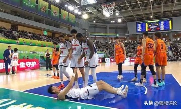 乐鱼体育-惨烈！王少杰鼻子被打出血被迫下场治疗引关注 杜锋脸如铁色
